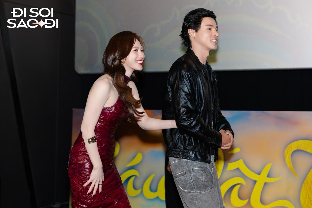 Bắt gặp Phương Anh Đ&agrave;o kho&aacute;c tay trai lạ cực t&igrave;nh tứ, ho&aacute; ra l&agrave; crush quốc d&acirc;n điển trai ăn đứt Tuấn Trần- Ảnh 3.