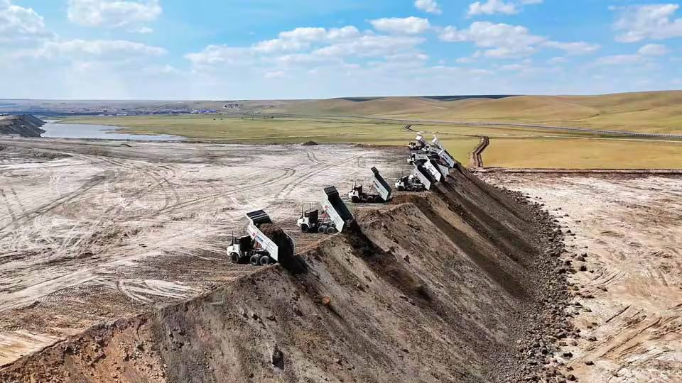 Ph&aacute;t hiện 100 xe tải Trung Quốc kh&ocirc;ng người l&aacute;i, hoạt động li&ecirc;n tục 24/7, b&iacute; mật khai th&aacute;c kho b&aacute;u lộ thi&ecirc;n lớn chưa từng c&oacute;- Ảnh 4.