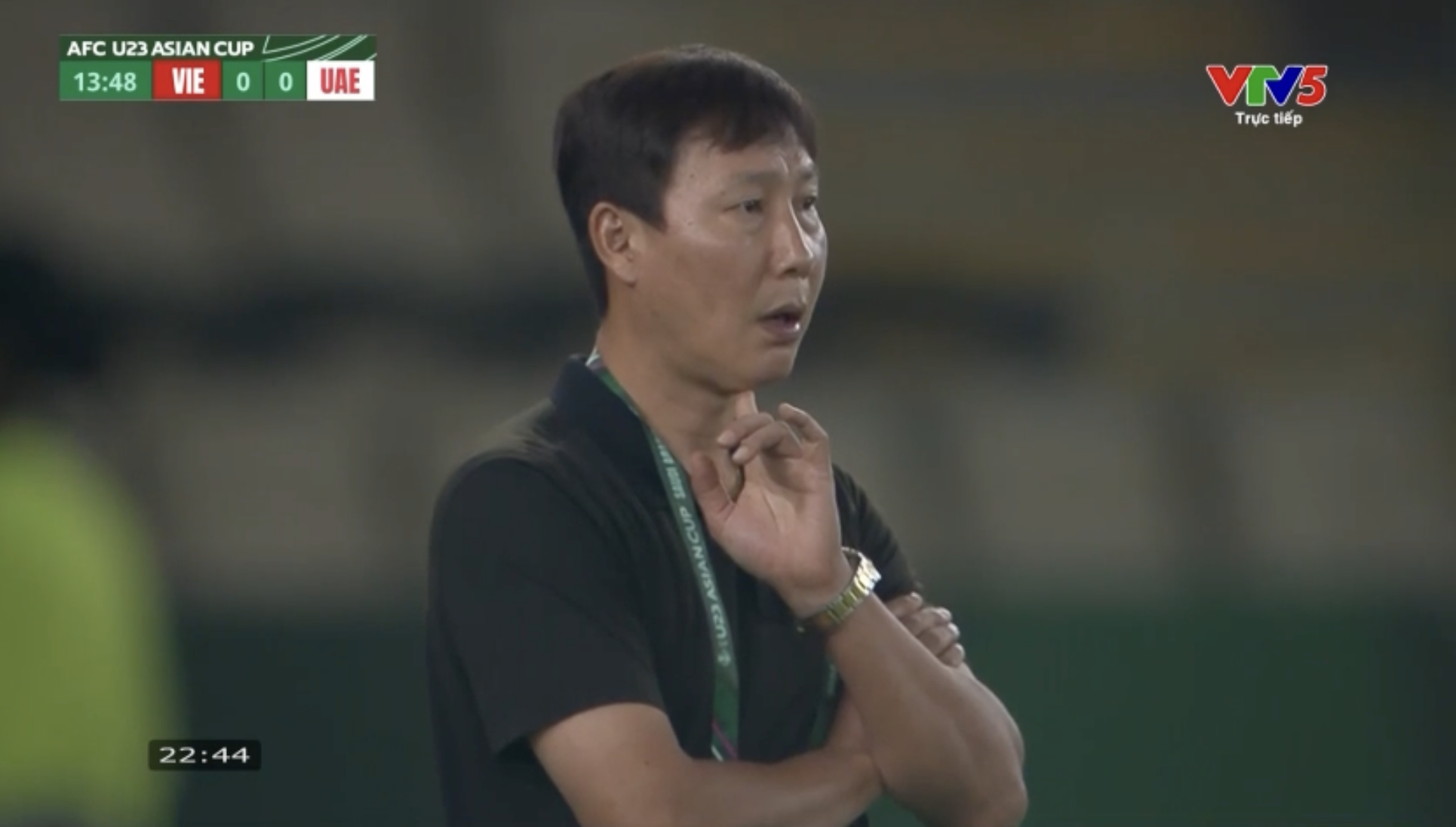 Video: HLV Kim Sang-sik n&oacute;i lời đanh th&eacute;p, 