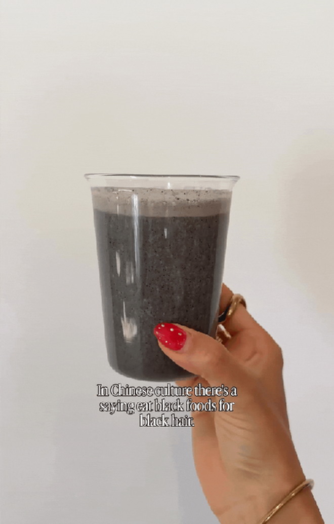 Thứ nước m&agrave;u đen kh&ocirc;ng bắt mắt nhưng uống v&agrave;o t&oacute;c đẹp th&ocirc;i rồi: U60 đầu kh&ocirc;ng t&oacute;c bạc cũng nhờ vậy- Ảnh 2.