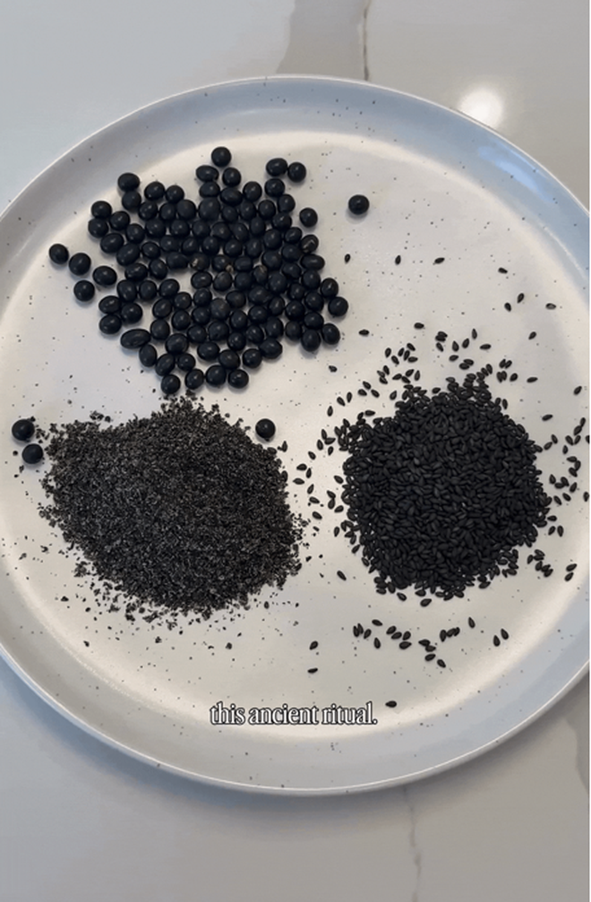 Thứ nước m&agrave;u đen kh&ocirc;ng bắt mắt nhưng uống v&agrave;o t&oacute;c đẹp th&ocirc;i rồi: U60 đầu kh&ocirc;ng t&oacute;c bạc cũng nhờ vậy- Ảnh 1.