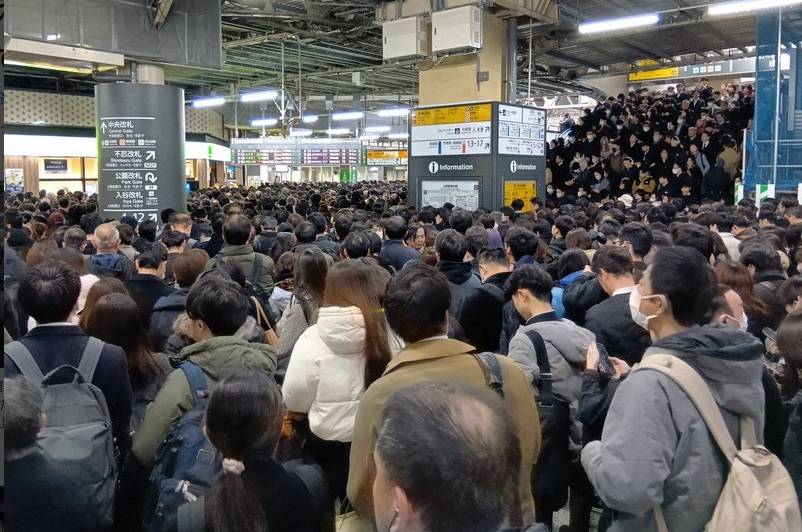 Cảnh tượng "&aacute;c mộng" tại ga t&agrave;u Nhật Bản: H&agrave;ng vạn người chen ch&uacute;c nghẹt thở trong giờ cao điểm, những tuyến đường sắt huyết mạch của Tokyo t&ecirc; liệt- Ảnh 1.