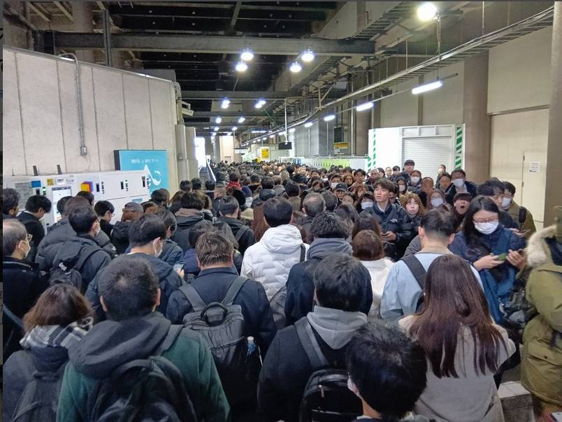 Cảnh tượng "&aacute;c mộng" tại ga t&agrave;u Nhật Bản: H&agrave;ng vạn người chen ch&uacute;c nghẹt thở trong giờ cao điểm, những tuyến đường sắt huyết mạch của Tokyo t&ecirc; liệt- Ảnh 2.