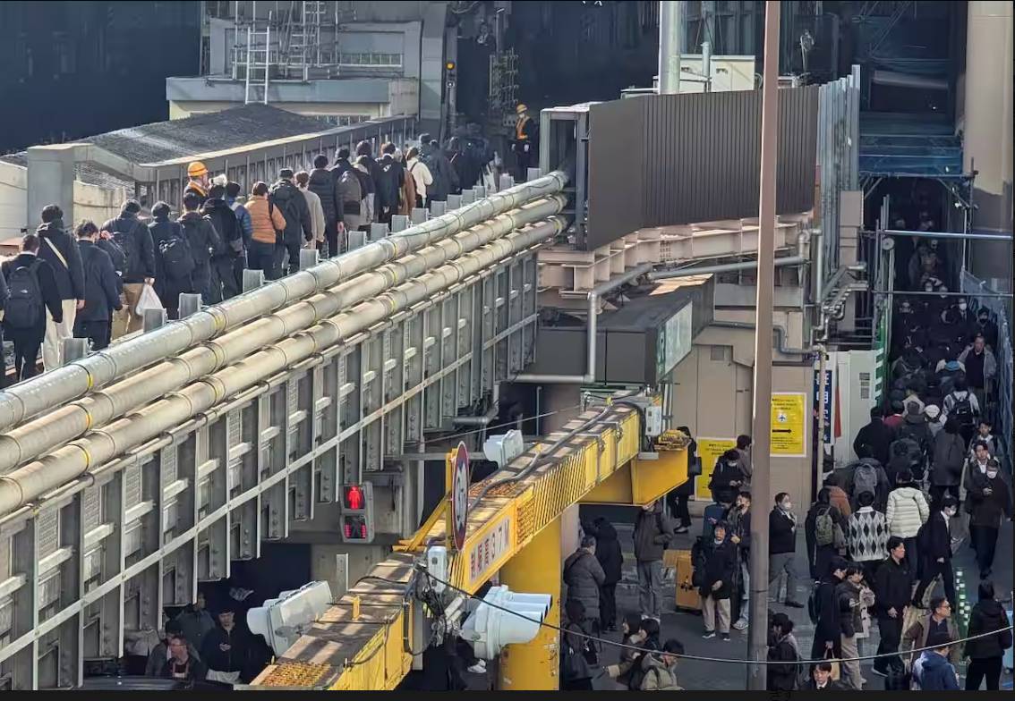 Cảnh tượng "&aacute;c mộng" tại ga t&agrave;u Nhật Bản: H&agrave;ng vạn người chen ch&uacute;c nghẹt thở trong giờ cao điểm, những tuyến đường sắt huyết mạch của Tokyo t&ecirc; liệt- Ảnh 3.