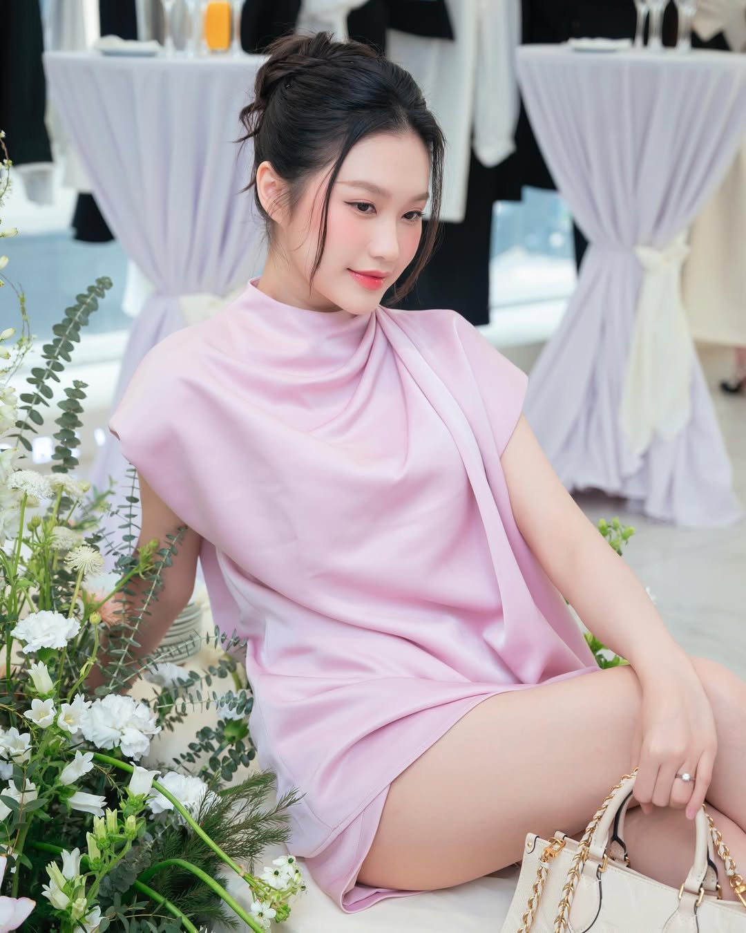 Tiểu thư H&agrave; th&agrave;nh kh&ocirc;ng ph&ocirc; trương đồ hiệu, chỉ m&ecirc; local brand: Đố ai t&igrave;m được 1 lần mặc xấu- Ảnh 17.