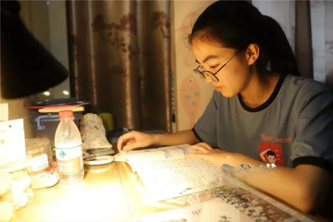 T&agrave;i khoản của nữ sinh th&aacute;ng n&agrave;o cũng nhận tiền từ một người đ&agrave;n &ocirc;ng lạ: 4 năm sau sự thật mẹ c&ocirc; "lặng người" bật kh&oacute;c- Ảnh 1.