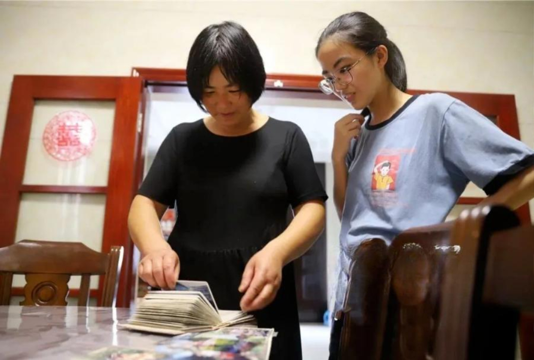 T&agrave;i khoản của nữ sinh th&aacute;ng n&agrave;o cũng nhận tiền từ một người đ&agrave;n &ocirc;ng lạ: 4 năm sau sự thật mẹ c&ocirc; "lặng người" bật kh&oacute;c- Ảnh 2.