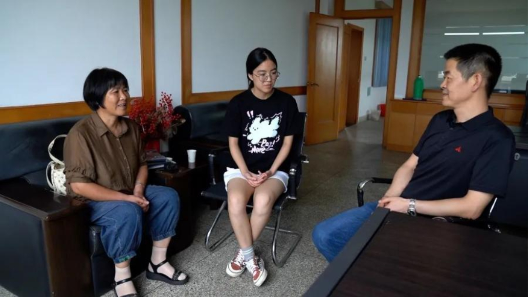 T&agrave;i khoản của nữ sinh th&aacute;ng n&agrave;o cũng nhận tiền từ một người đ&agrave;n &ocirc;ng lạ: 4 năm sau sự thật mẹ c&ocirc; "lặng người" bật kh&oacute;c- Ảnh 3.