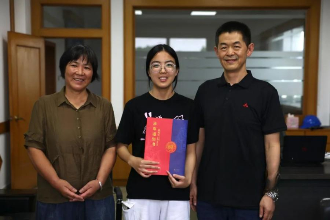 T&agrave;i khoản của nữ sinh th&aacute;ng n&agrave;o cũng nhận tiền từ một người đ&agrave;n &ocirc;ng lạ: 4 năm sau sự thật mẹ c&ocirc; "lặng người" bật kh&oacute;c- Ảnh 4.