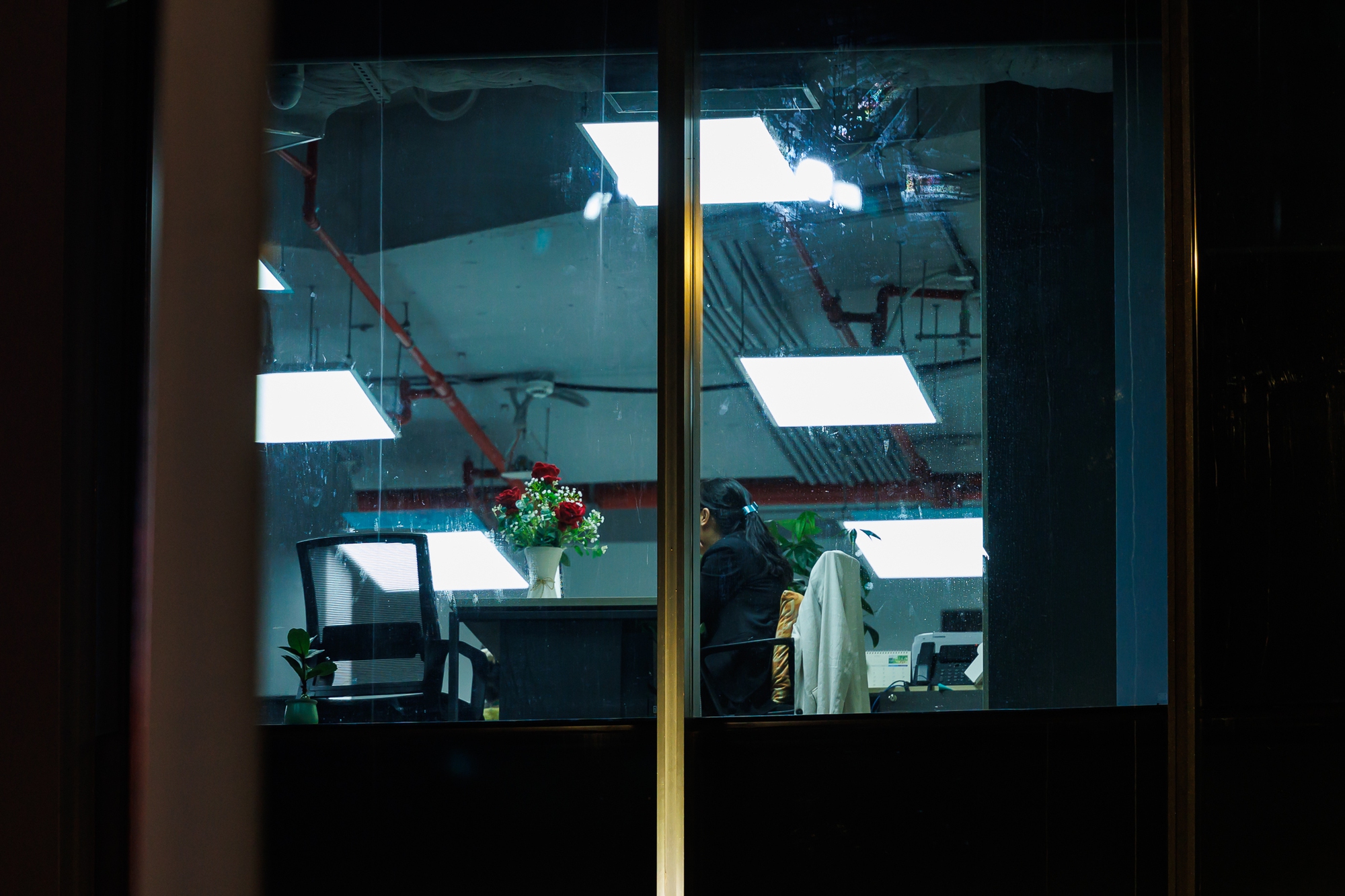 VIDEO: Sau 20h30 c&aacute;c t&ograve;a nh&agrave; văn ph&ograve;ng Viettel, VPbank, JP Morgan vẫn s&aacute;ng đ&egrave;n, nh&acirc;n vi&ecirc;n TP.HCM tăng ca đến 2-3 giờ s&aacute;ng- Ảnh 11.