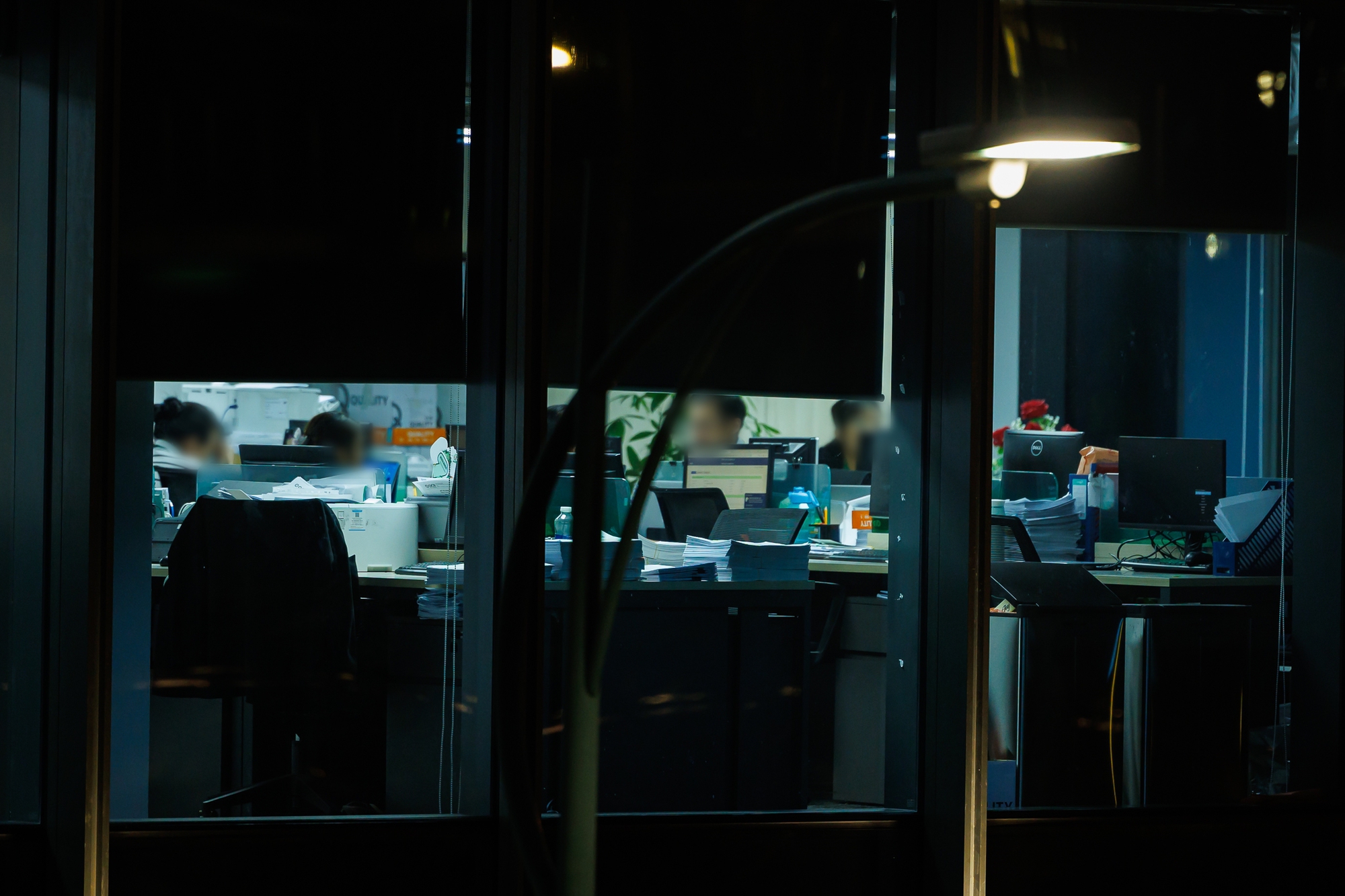 VIDEO: Sau 20h30 c&aacute;c t&ograve;a nh&agrave; văn ph&ograve;ng Viettel, VPbank, JP Morgan vẫn s&aacute;ng đ&egrave;n, nh&acirc;n vi&ecirc;n TP.HCM tăng ca đến 2-3 giờ s&aacute;ng- Ảnh 10.