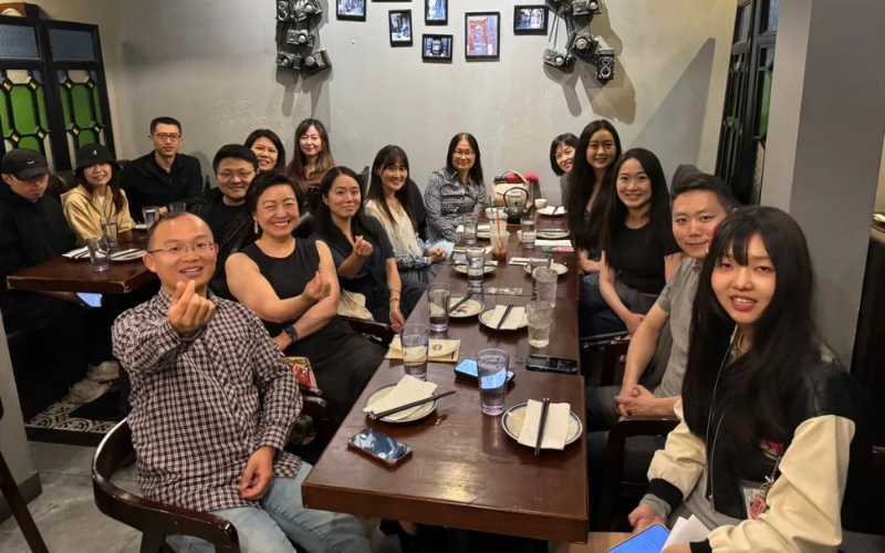 Đi họp lớp, t&ocirc;i ph&aacute;t hiện người duy nhất vẫn đi xe bu&yacute;t l&agrave; lớp trưởng: Ng&agrave;y h&ocirc;m sau được hẹn gặp ri&ecirc;ng, t&ocirc;i chết sững!- Ảnh 1.