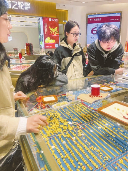 Giờ ai c&ograve;n khoe đồ hiệu nữa, khoe v&agrave;ng mới chất- Ảnh 5.