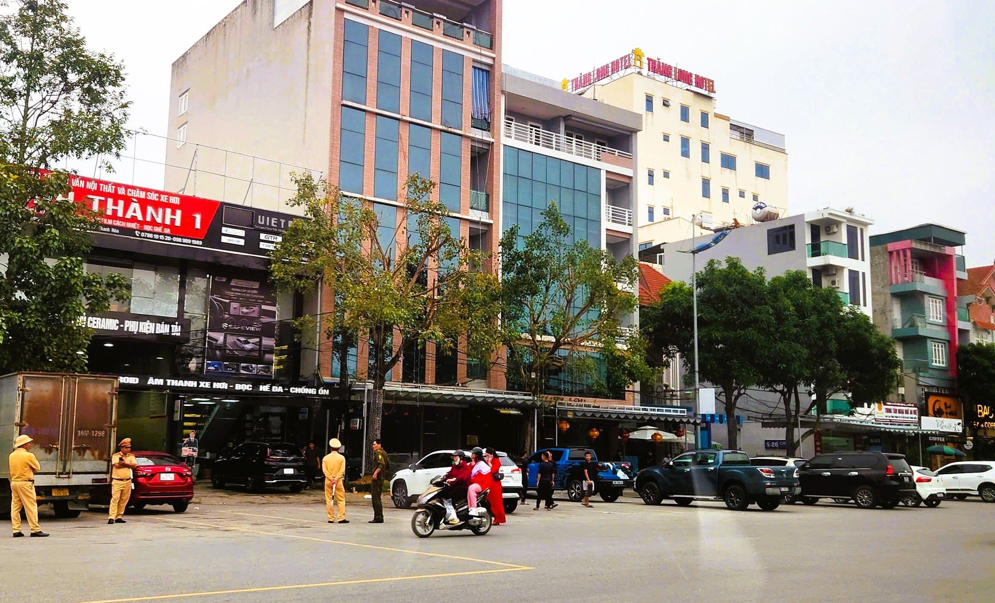 VIDEO: Cảnh s&aacute;t kh&aacute;m nh&agrave;, đọc lệnh khởi tố vợ chồng doanh nh&acirc;n nổi tiếng Thanh H&oacute;a- Ảnh 2.