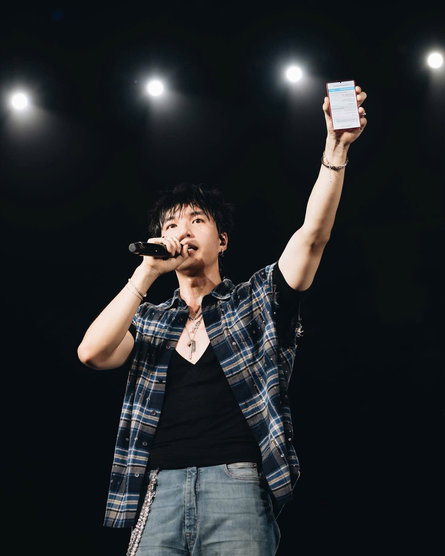 Nam nghệ sĩ Vbiz đắt show bậc nhất, được Bộ VHTTDL vinh danh: N&oacute;i 1 c&acirc;u ủng hộ ngay 400 triệu đồng- Ảnh 4.