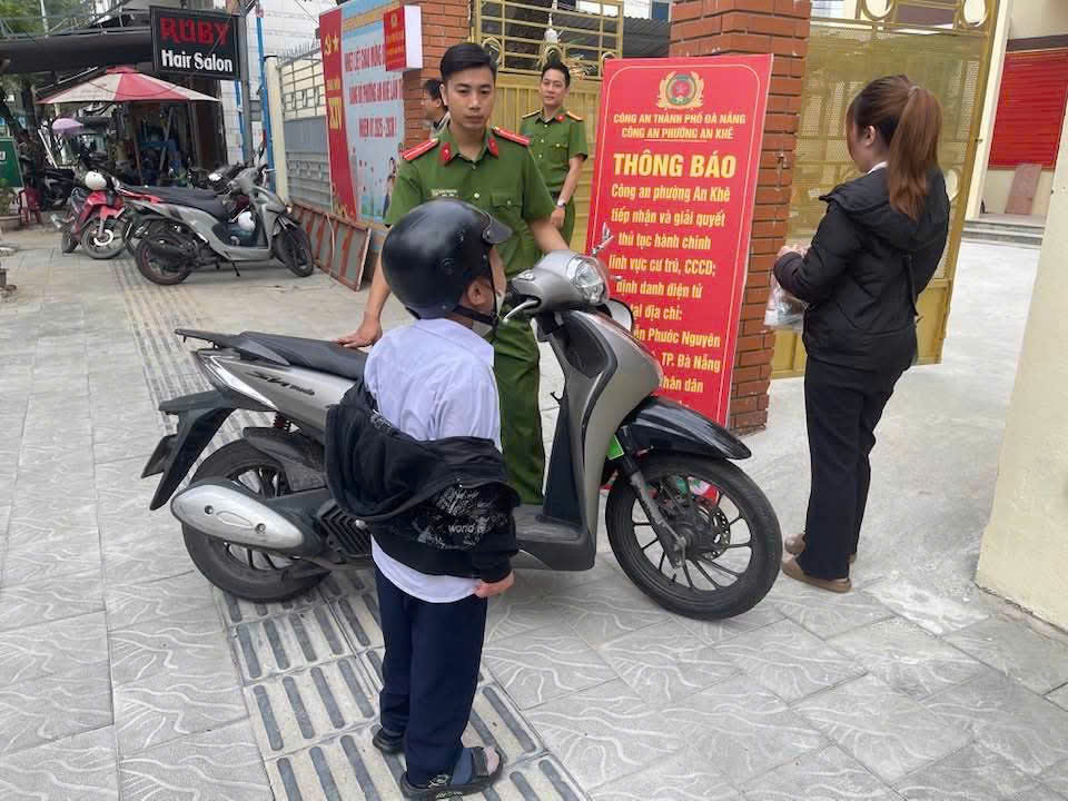 Con kh&oacute;c kh&ocirc;ng chịu đi học, mẹ chở thẳng tới... đồn c&ocirc;ng an ở Đ&agrave; Nẵng- Ảnh 1.