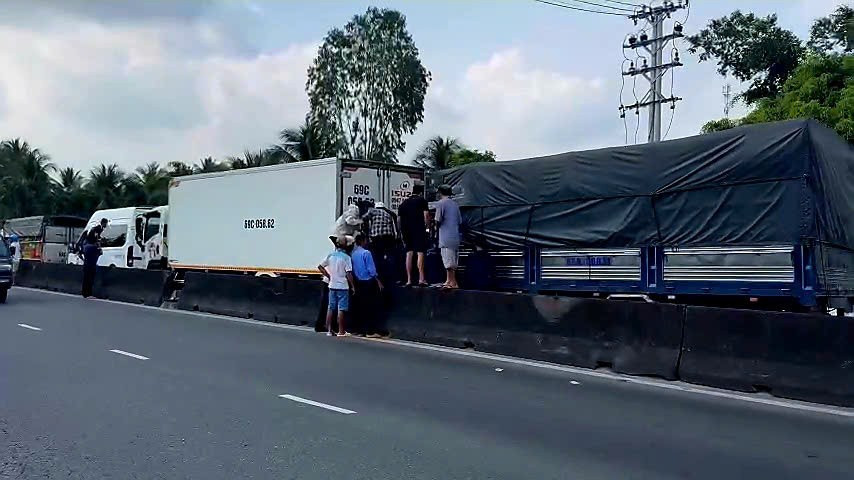 5 &ocirc; t&ocirc; đ&acirc;m li&ecirc;n ho&agrave;n tr&ecirc;n Quốc lộ 1A- Ảnh 1.