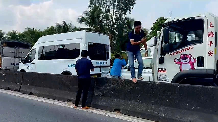 5 &ocirc; t&ocirc; đ&acirc;m li&ecirc;n ho&agrave;n tr&ecirc;n Quốc lộ 1A- Ảnh 2.