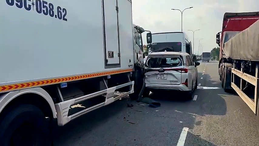 5 &ocirc; t&ocirc; đ&acirc;m li&ecirc;n ho&agrave;n tr&ecirc;n Quốc lộ 1A- Ảnh 3.