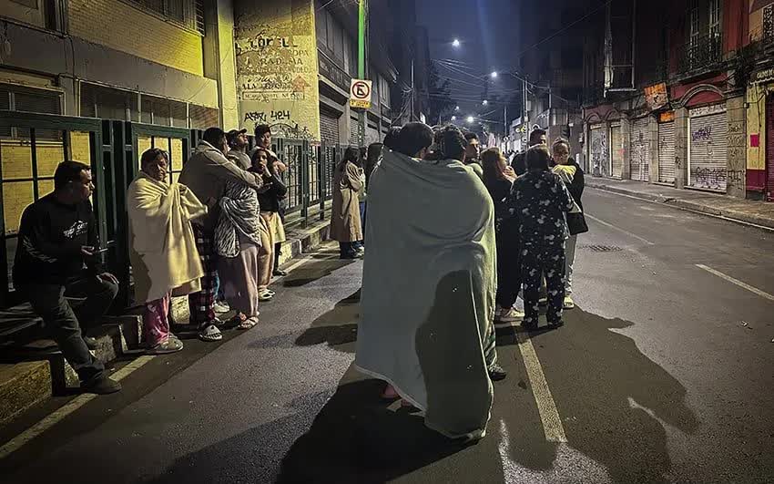 Cư d&acirc;n Mexico City chạy ra đường ngay sau nửa đ&ecirc;m 16/1/2026 để tr&aacute;nh động đất (Ảnh: Cuartoscuro.com)