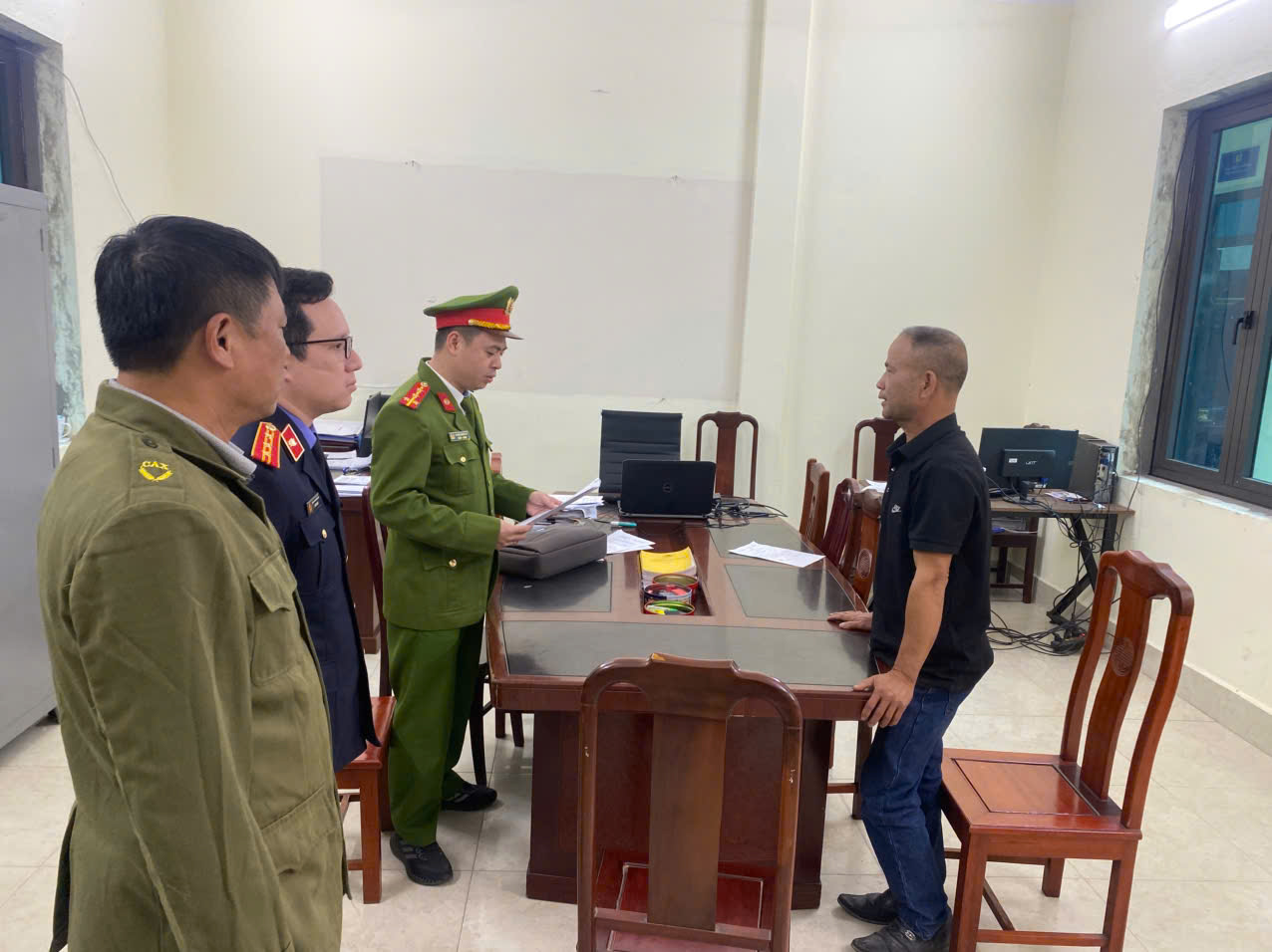 Ra lệnh bắt tạm giam chủ xưởng Nguyễn Văn Ho&agrave;i sinh năm 1970- Ảnh 4.