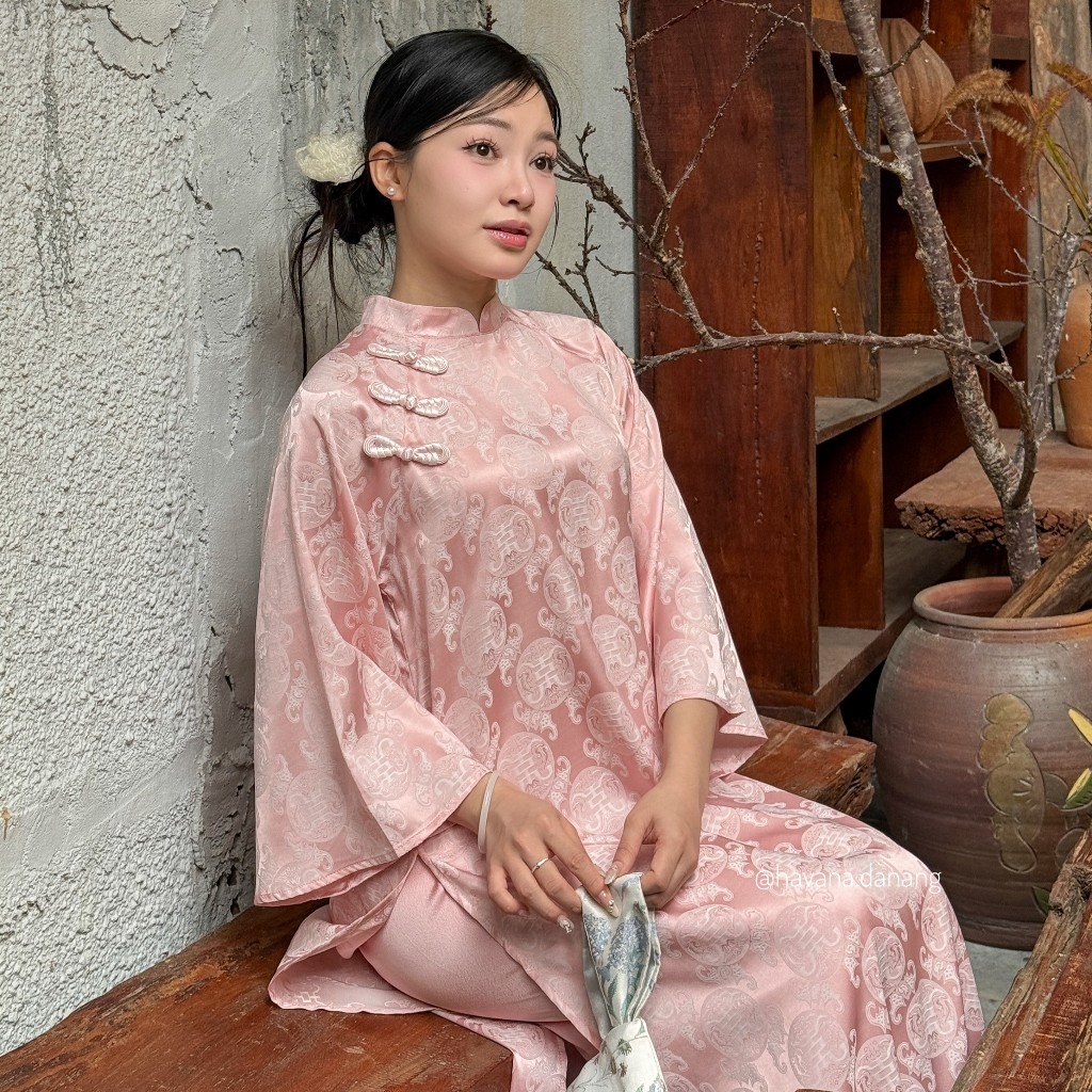 5 mẫu &aacute;o d&agrave;i Tết duy&ecirc;n d&aacute;ng, thi vị: Cứ diện l&ecirc;n người l&agrave; xinh kh&ocirc;ng c&oacute; nhưng!- Ảnh 4.