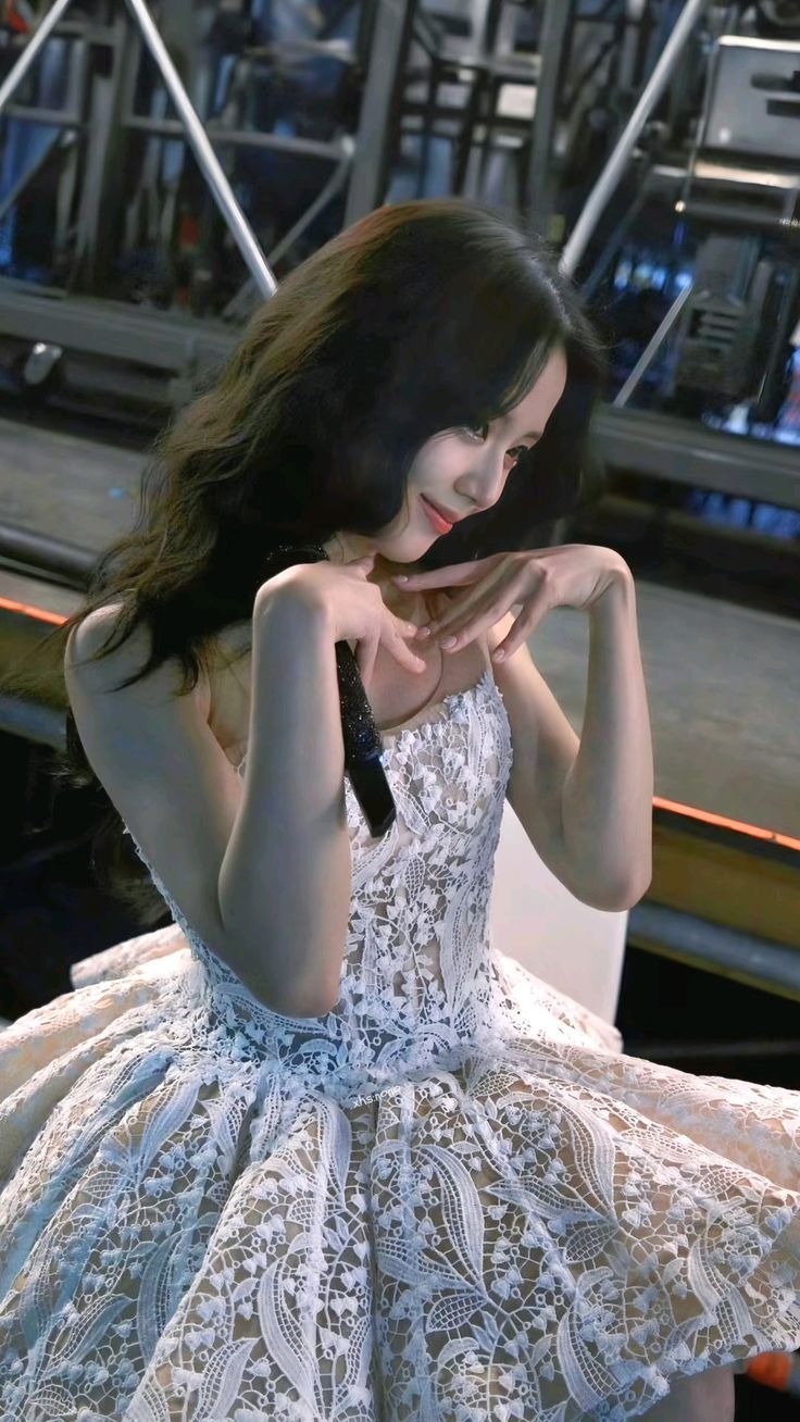 Showbiz c&oacute; h&agrave;ng vạn mỹ nh&acirc;n nhưng chỉ 1 người "đứng thở cũng xuất thần", mặc g&igrave; cũng ra kh&iacute; chất tiểu thư- Ảnh 14.