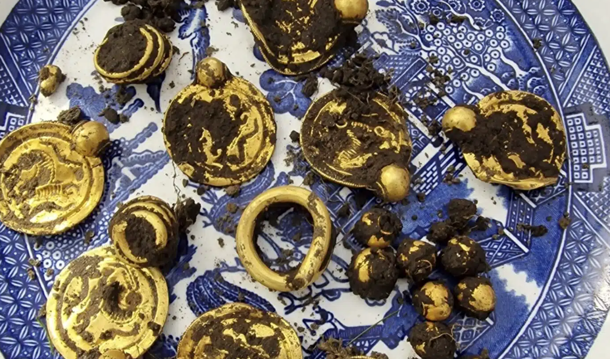 Đang đi chơi, người đ&agrave;n &ocirc;ng nhặt được "kho b&aacute;u" v&agrave;ng- Ảnh 4.