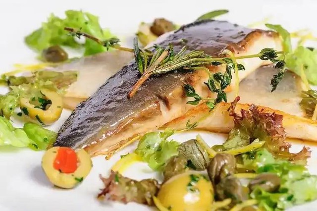 Phụ nữ sau 40 tuổi n&ecirc;n ăn đều 8 loại thực phẩm n&agrave;y: To&agrave;n &ldquo;chất b&eacute;o tốt&rdquo; gi&uacute;p tim khỏe, da mịn v&agrave; trẻ l&acirc;u một c&aacute;ch tự nhi&ecirc;n- Ảnh 1.