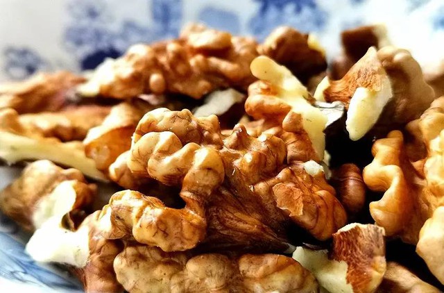 Phụ nữ sau 40 tuổi n&ecirc;n ăn đều 8 loại thực phẩm n&agrave;y: To&agrave;n &ldquo;chất b&eacute;o tốt&rdquo; gi&uacute;p tim khỏe, da mịn v&agrave; trẻ l&acirc;u một c&aacute;ch tự nhi&ecirc;n- Ảnh 2.