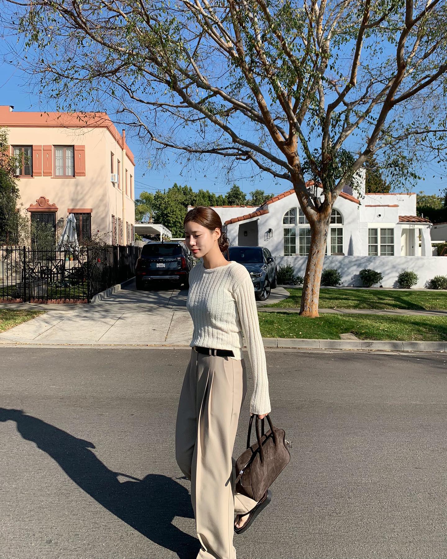 Mẫu áo thích hợp nhất để mặc khi trời không lạnh: Dễ phối đồ, sành điệu từ công sở ra phố- Ảnh 9.