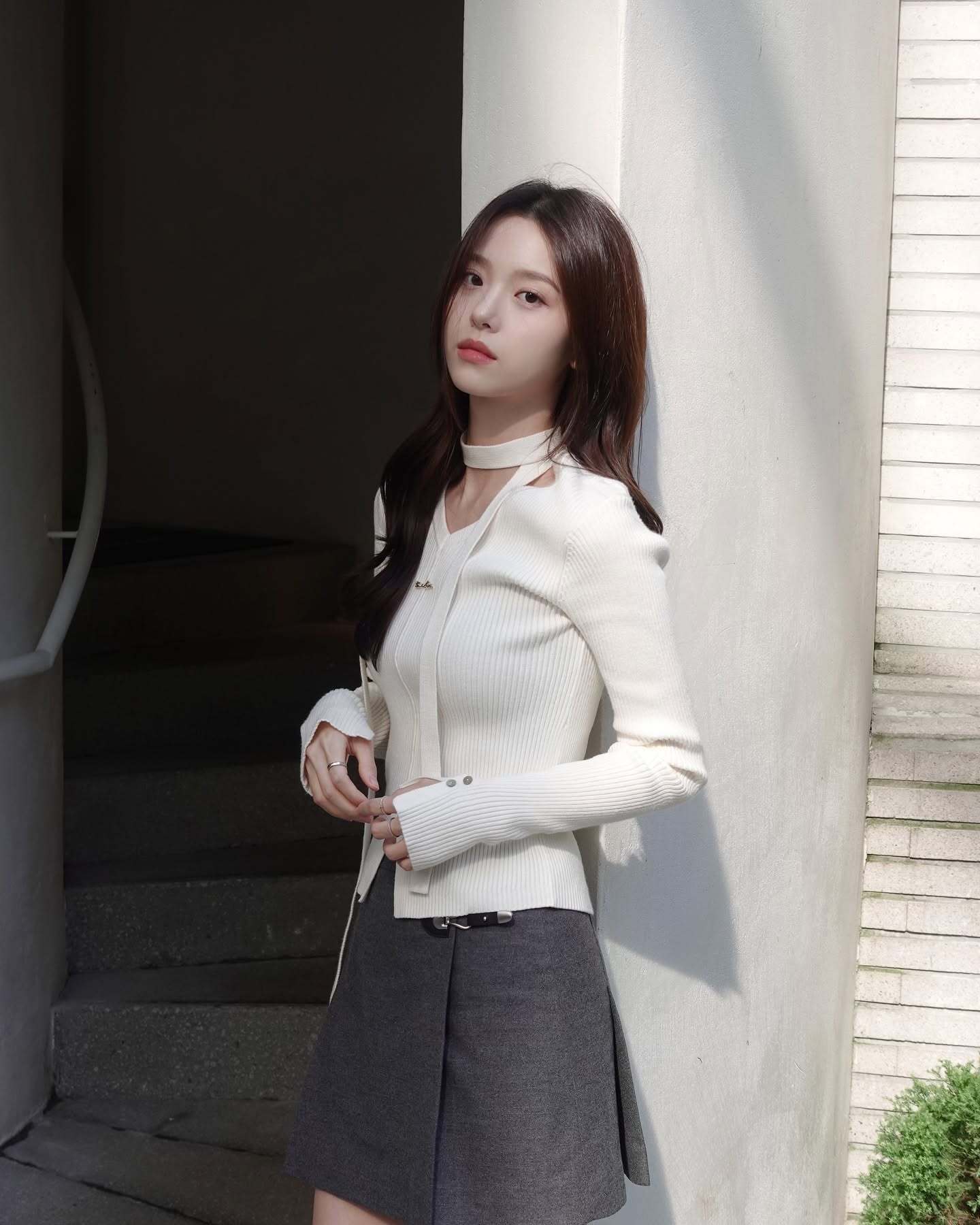 Mẫu áo thích hợp nhất để mặc khi trời không lạnh: Dễ phối đồ, sành điệu từ công sở ra phố- Ảnh 2.