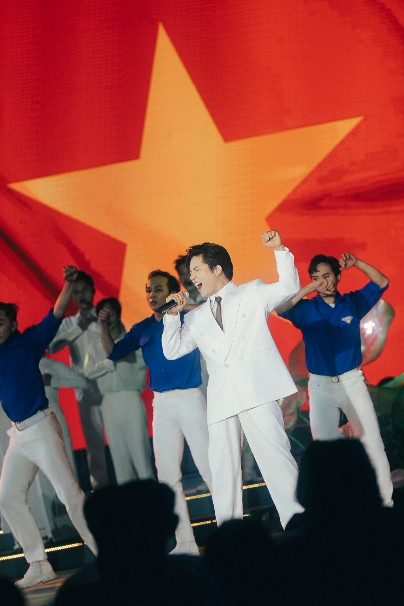 Nam ca sĩ đắt show bậc nhất hiện nay: Đẹp trai h&aacute;t hay đi diễn khắp nơi, được tin tưởng giao nhiệm vụ s&aacute;ng t&aacute;c nhạc về Đảng- Ảnh 6.