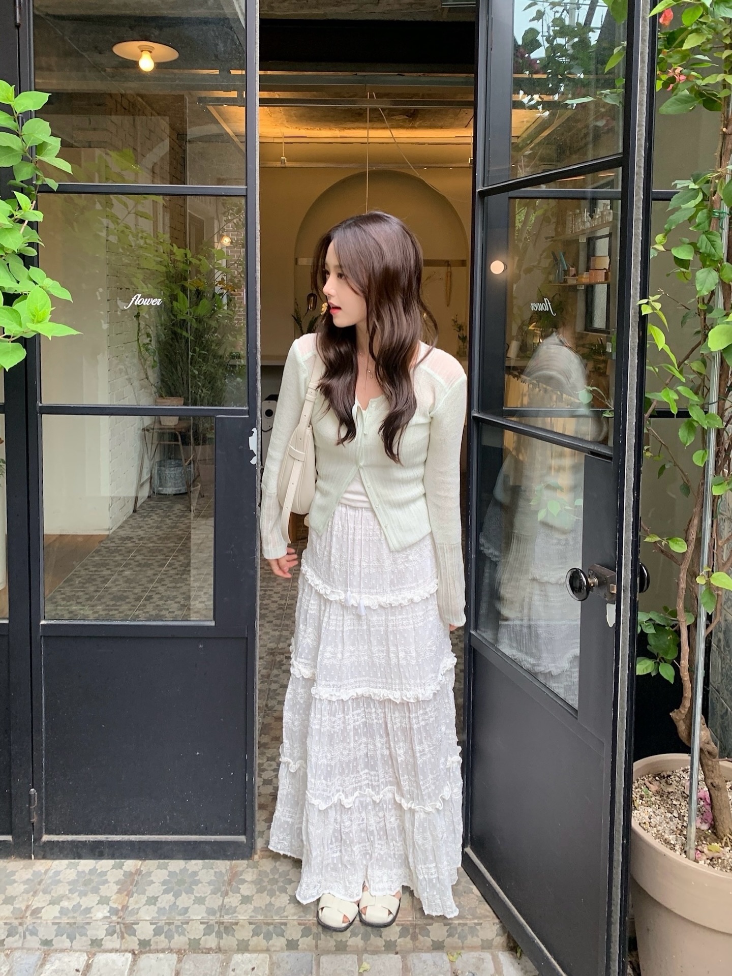 Mẫu áo thích hợp nhất để mặc khi trời không lạnh: Dễ phối đồ, sành điệu từ công sở ra phố- Ảnh 12.