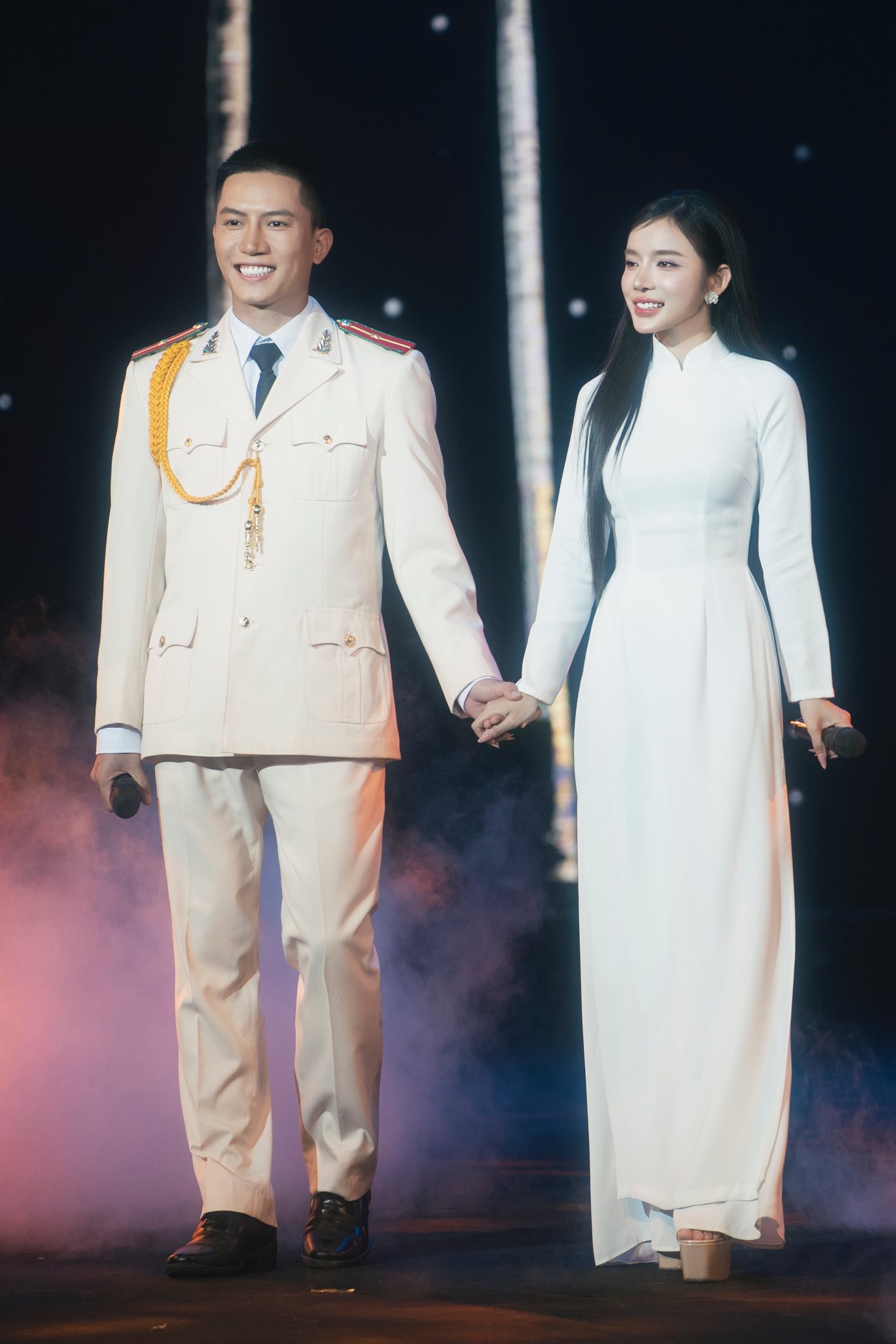 Nam ca sĩ đắt show bậc nhất hiện nay: Đẹp trai h&aacute;t hay đi diễn khắp nơi, được tin tưởng giao nhiệm vụ s&aacute;ng t&aacute;c nhạc về Đảng- Ảnh 5.