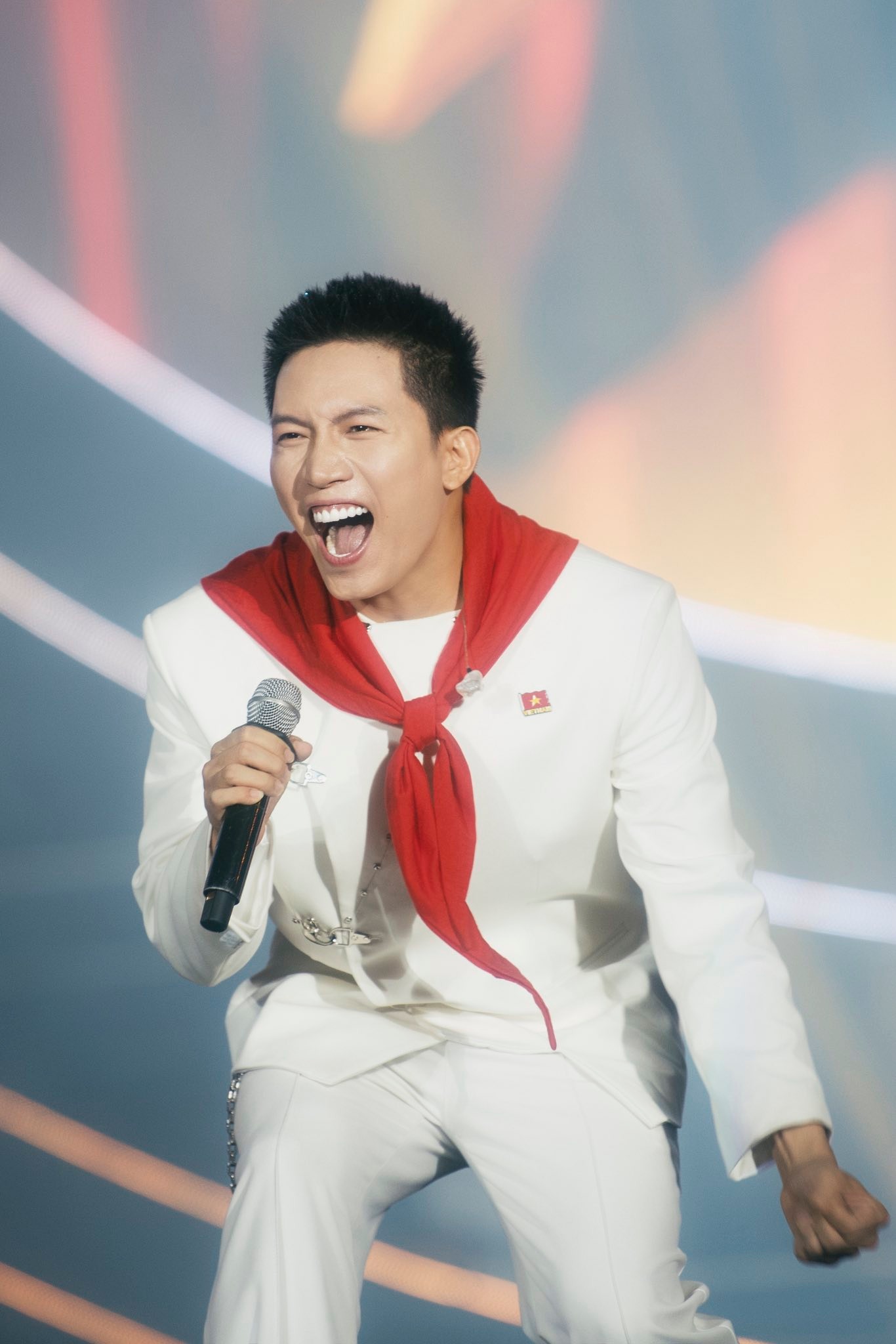 Nam ca sĩ đắt show bậc nhất hiện nay: Đẹp trai h&aacute;t hay đi diễn khắp nơi, được tin tưởng giao nhiệm vụ s&aacute;ng t&aacute;c nhạc về Đảng- Ảnh 4.