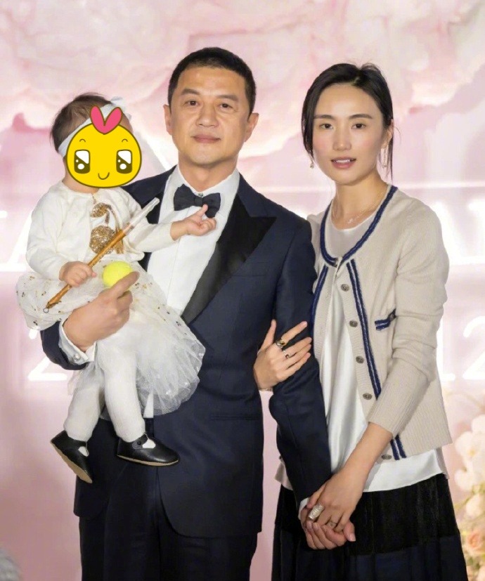 Fan đổ x&ocirc; quy&ecirc;n g&oacute;p 34 tỷ 