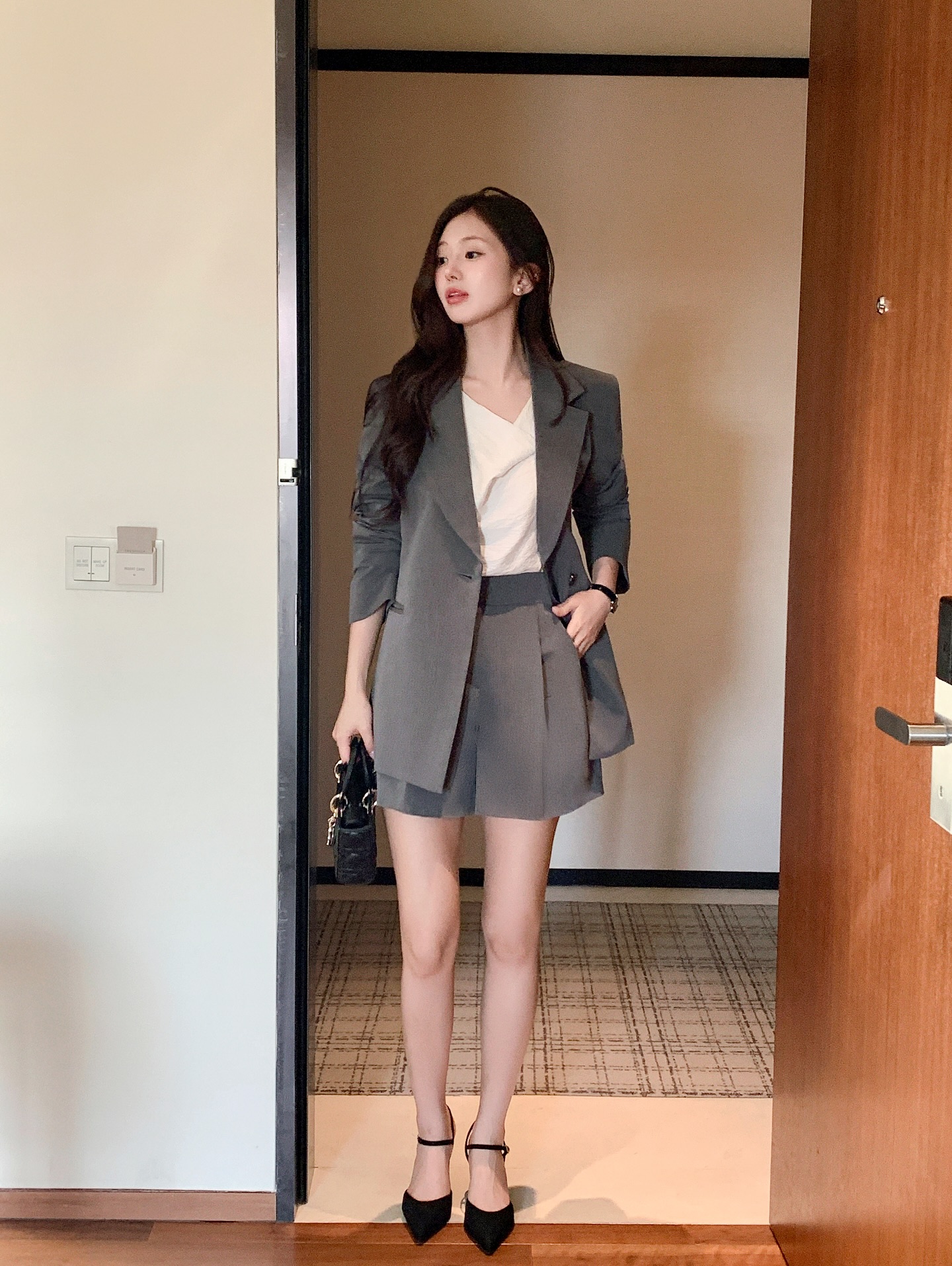 &Aacute;o kho&aacute;c diện Tết 2026: S&aacute;ng suốt nhất l&agrave; sắm 4 kiểu d&aacute;ng ngắn vừa trẻ vừa hack chiều cao- Ảnh 9.