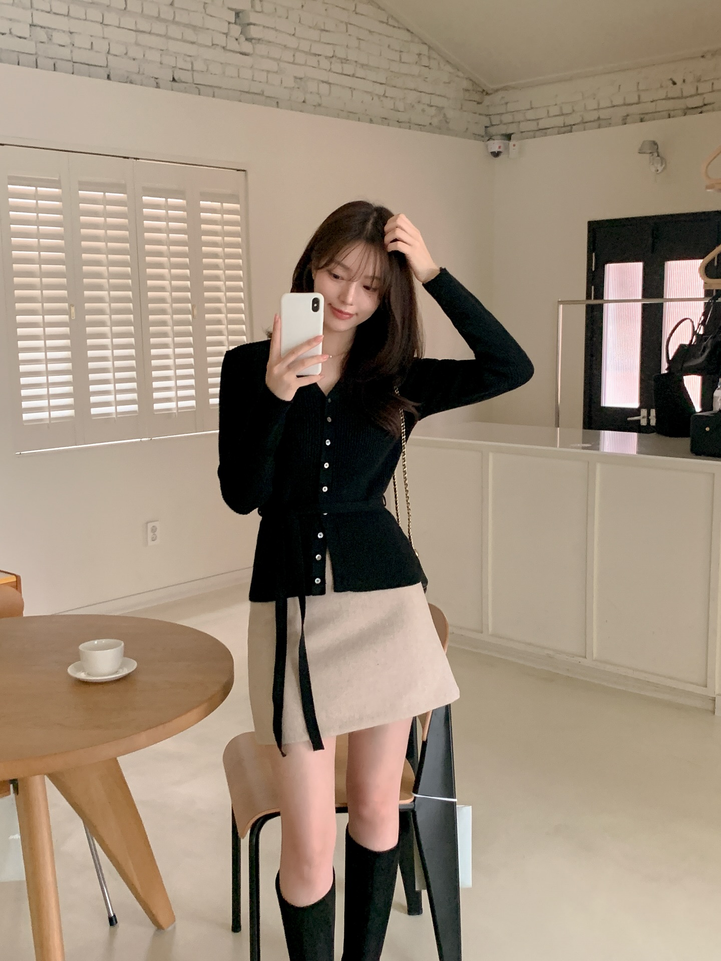 Mẫu áo thích hợp nhất để mặc khi trời không lạnh: Dễ phối đồ, sành điệu từ công sở ra phố- Ảnh 1.