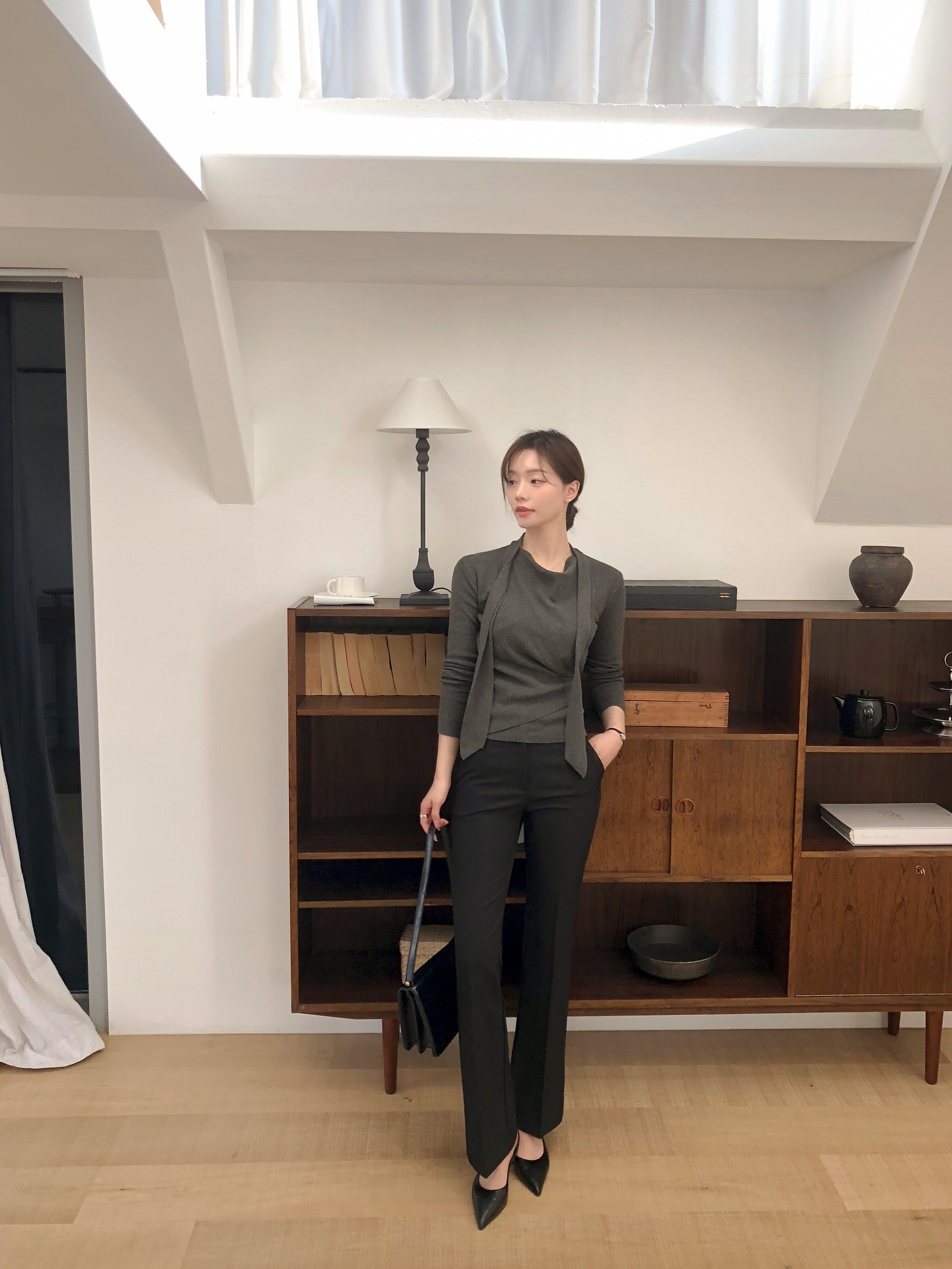 Mẫu áo thích hợp nhất để mặc khi trời không lạnh: Dễ phối đồ, sành điệu từ công sở ra phố- Ảnh 3.