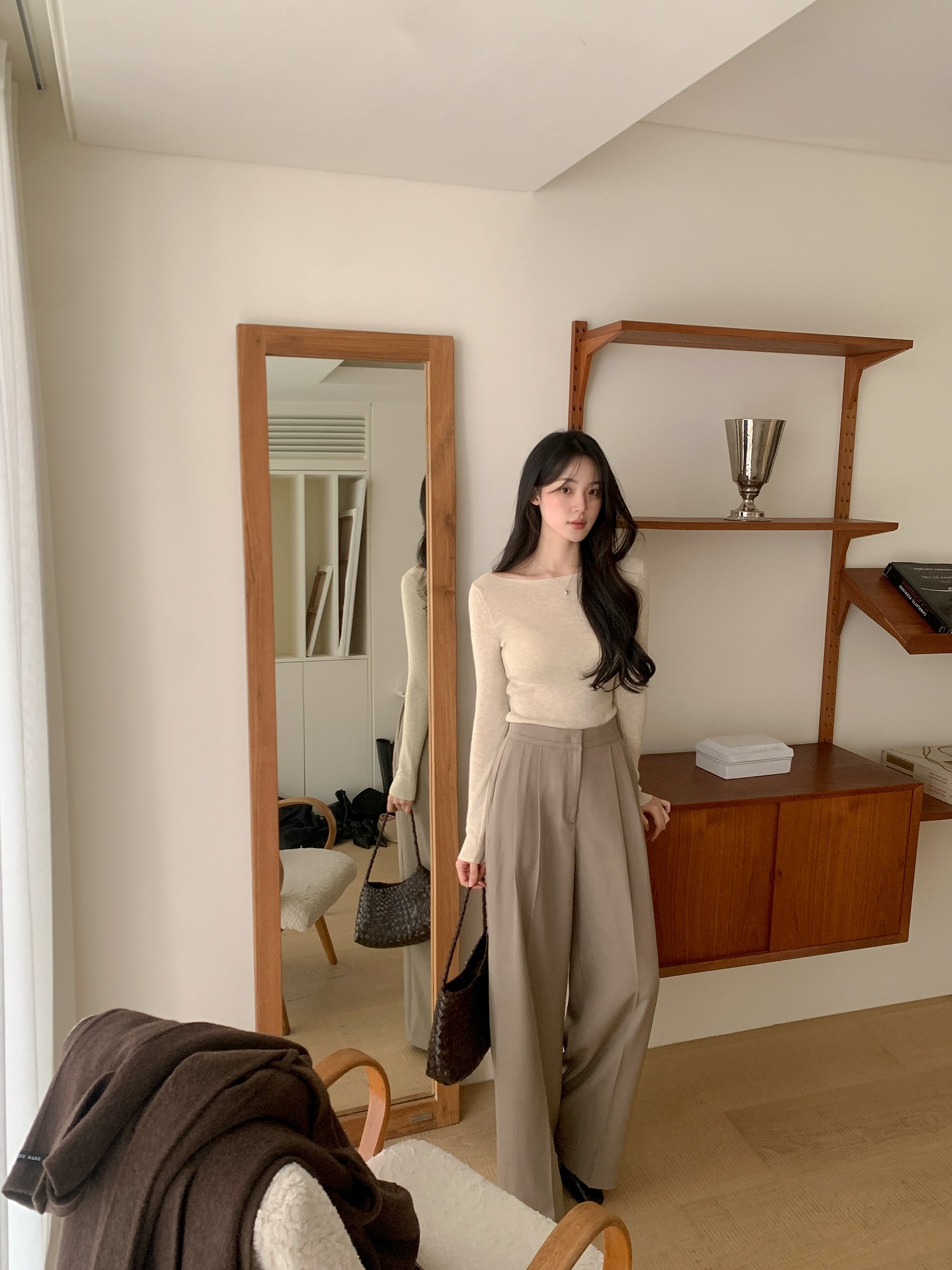 Mẫu áo thích hợp nhất để mặc khi trời không lạnh: Dễ phối đồ, sành điệu từ công sở ra phố- Ảnh 10.