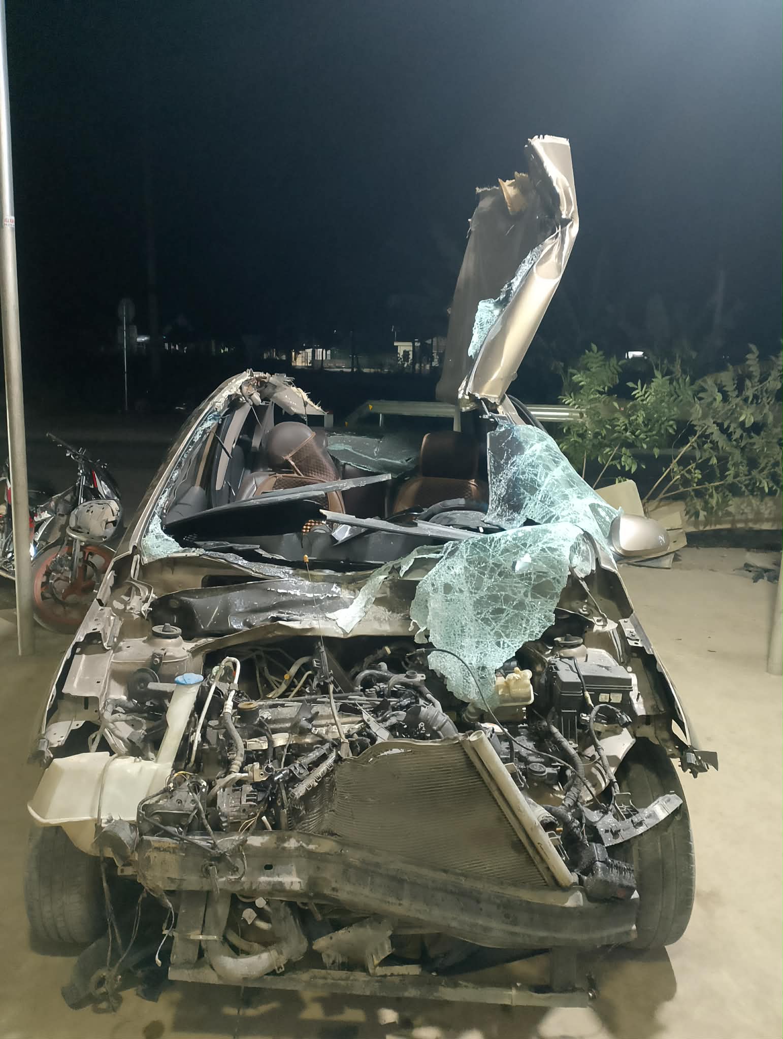 VIDEO: &Ocirc; t&ocirc; t&ocirc;ng v&agrave;o lan can đường vỡ n&aacute;t, t&agrave;i xế l&agrave;nh lặn cầm điện thoại ra khỏi xe- Ảnh 1.