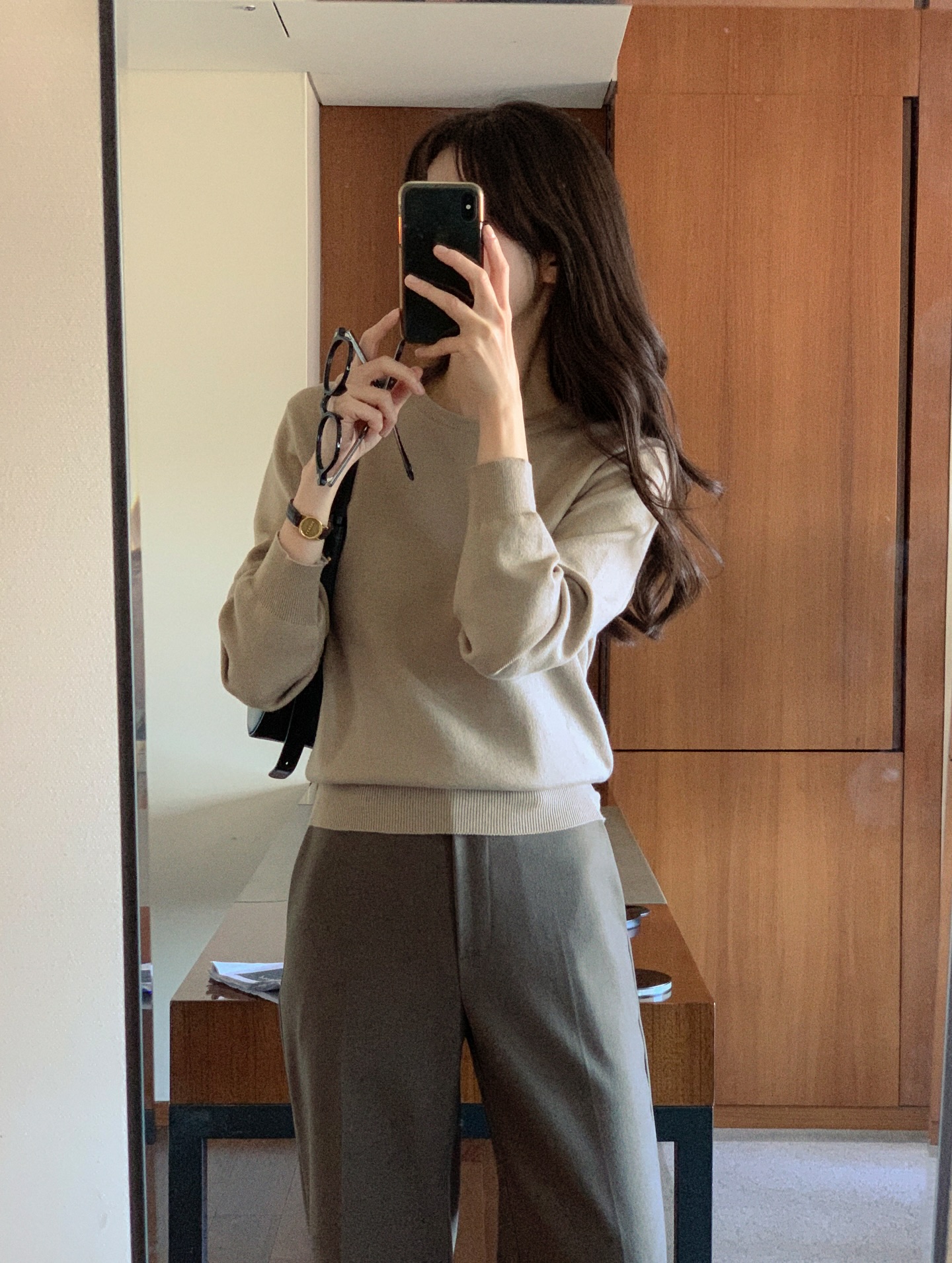 Mẫu áo thích hợp nhất để mặc khi trời không lạnh: Dễ phối đồ, sành điệu từ công sở ra phố- Ảnh 8.