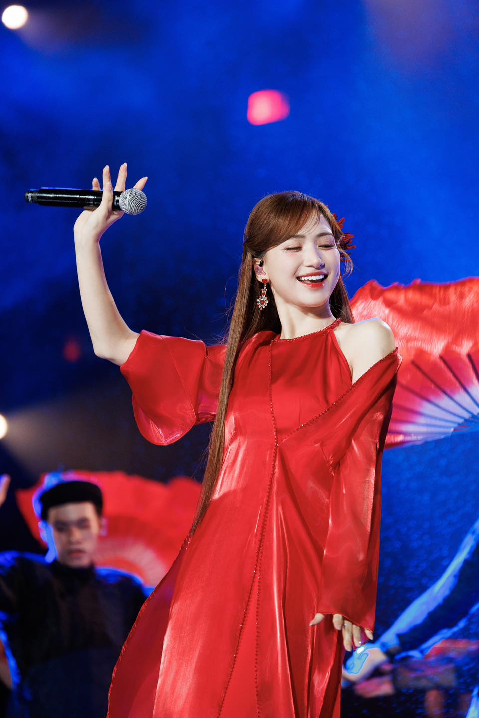 H&ograve;a Minzy đ&aacute;p trả- Ảnh 1.