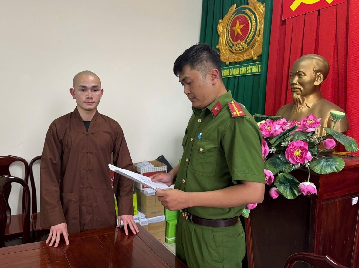 Thi h&agrave;nh lệnh cấm đi khỏi nơi cư tr&uacute; đối với chủ t&agrave;i khoản TikTok "Ph&uacute; Tử"- Ảnh 1.