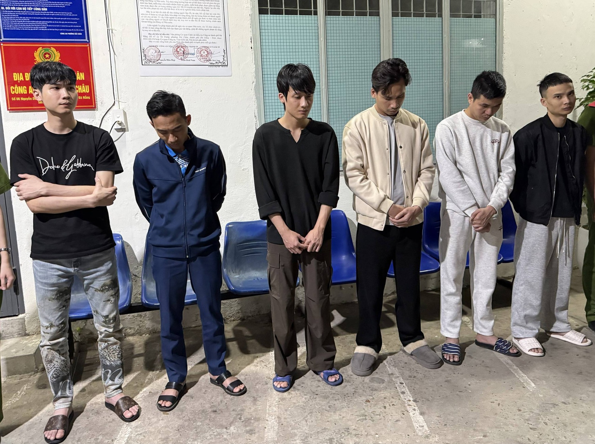 Bắt Nguyễn Văn Chung v&agrave; 6 người đ&agrave;n &ocirc;ng, kh&aacute;m x&eacute;t khẩn cấp nhiều địa điểm- Ảnh 1.