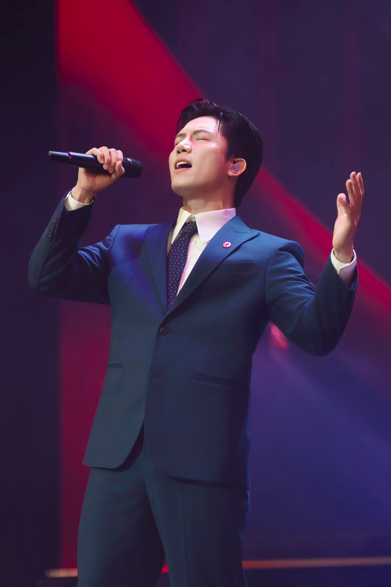 Nam ca sĩ đắt show bậc nhất hiện nay: Đẹp trai h&aacute;t hay đi diễn khắp nơi, được tin tưởng giao nhiệm vụ s&aacute;ng t&aacute;c nhạc về Đảng- Ảnh 1.
