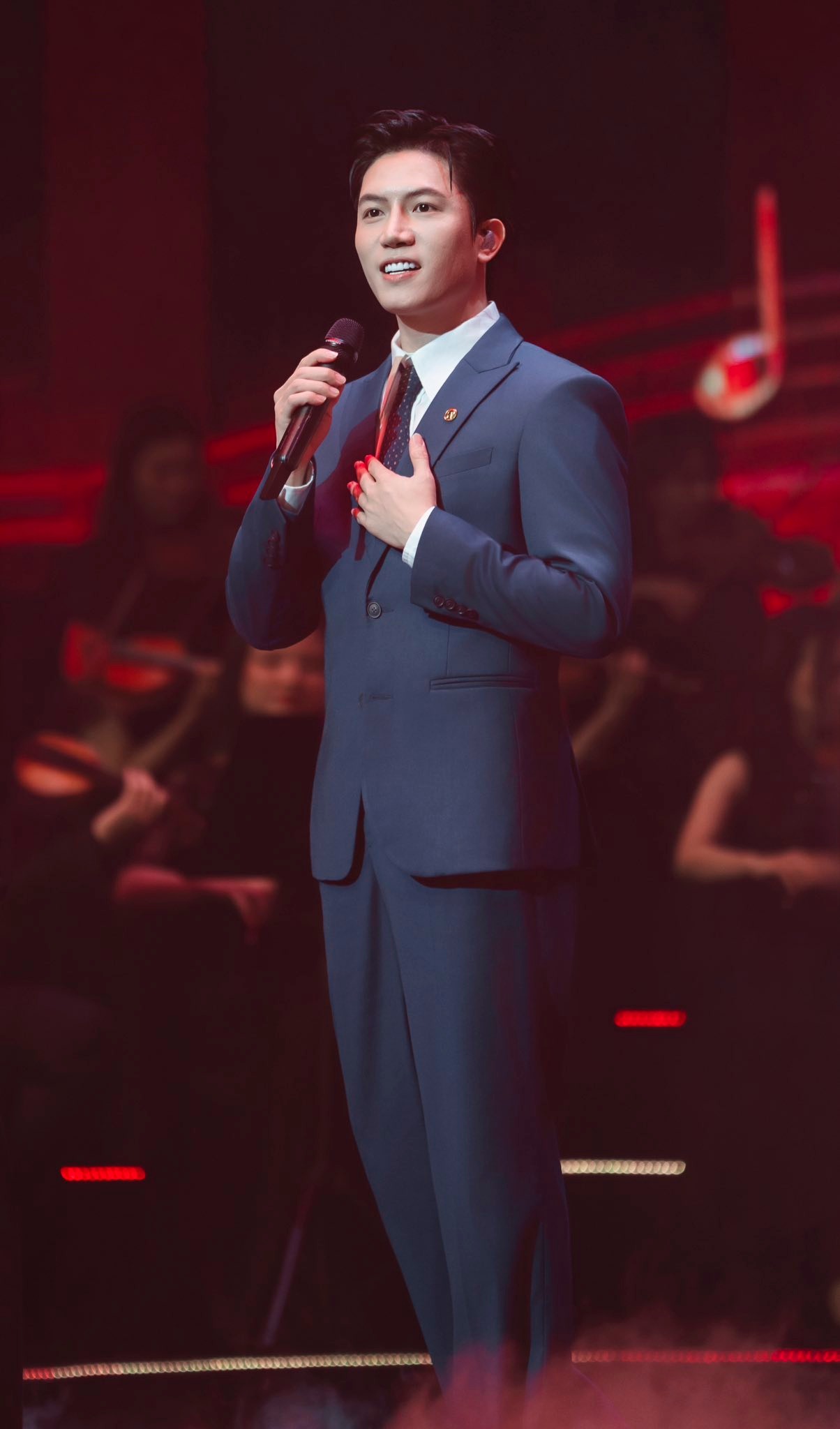 Nam ca sĩ đắt show bậc nhất hiện nay: Đẹp trai h&aacute;t hay đi diễn khắp nơi, được tin tưởng giao nhiệm vụ s&aacute;ng t&aacute;c nhạc về Đảng- Ảnh 2.