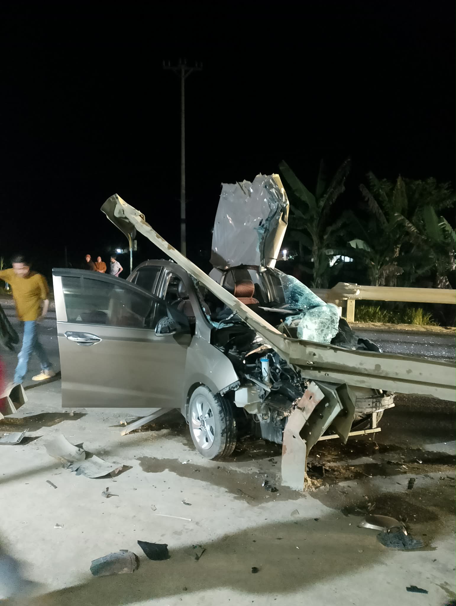 VIDEO: &Ocirc; t&ocirc; t&ocirc;ng v&agrave;o lan can đường vỡ n&aacute;t, t&agrave;i xế l&agrave;nh lặn cầm điện thoại ra khỏi xe- Ảnh 2.