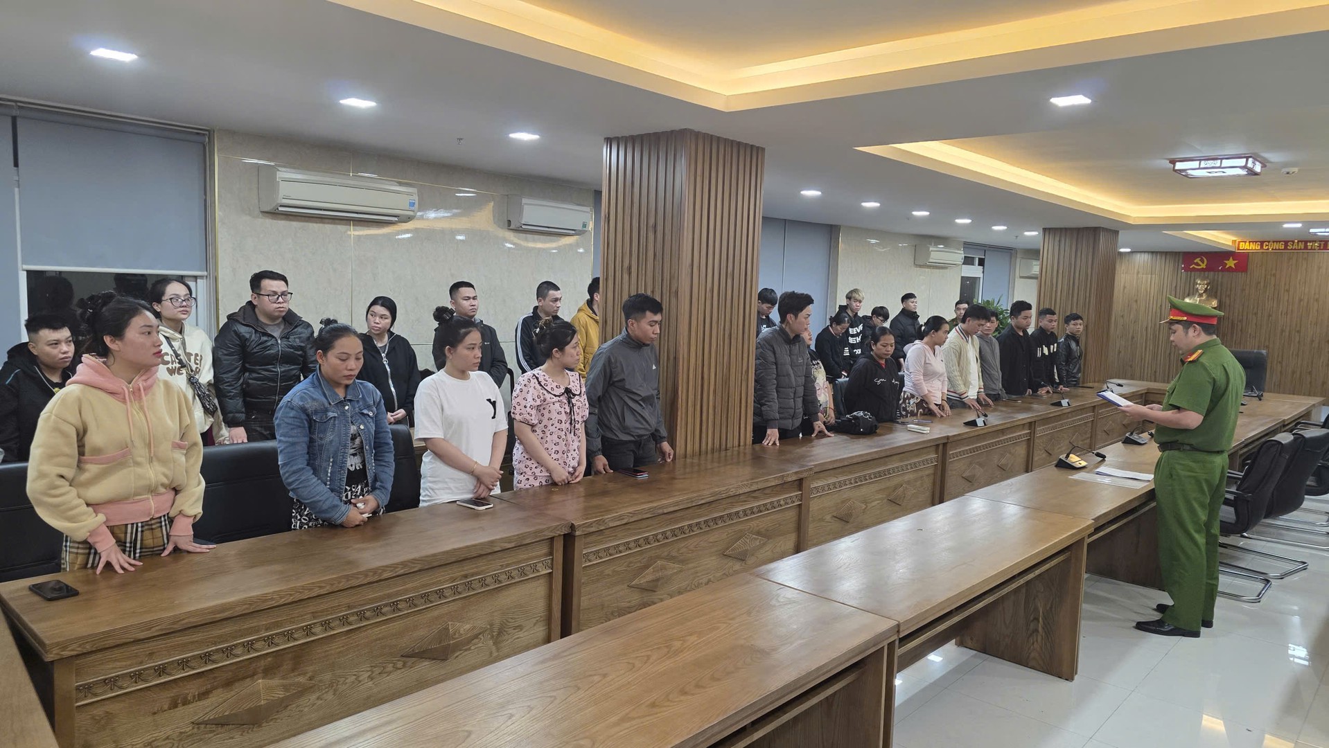 Điều tra d&ograve;ng tiền chảy qua nhiều t&agrave;i khoản ng&acirc;n h&agrave;ng, kh&ocirc;ng ghi r&otilde; nội dung, giao dịch li&ecirc;n tục ng&agrave;y đ&ecirc;m- Ảnh 1.